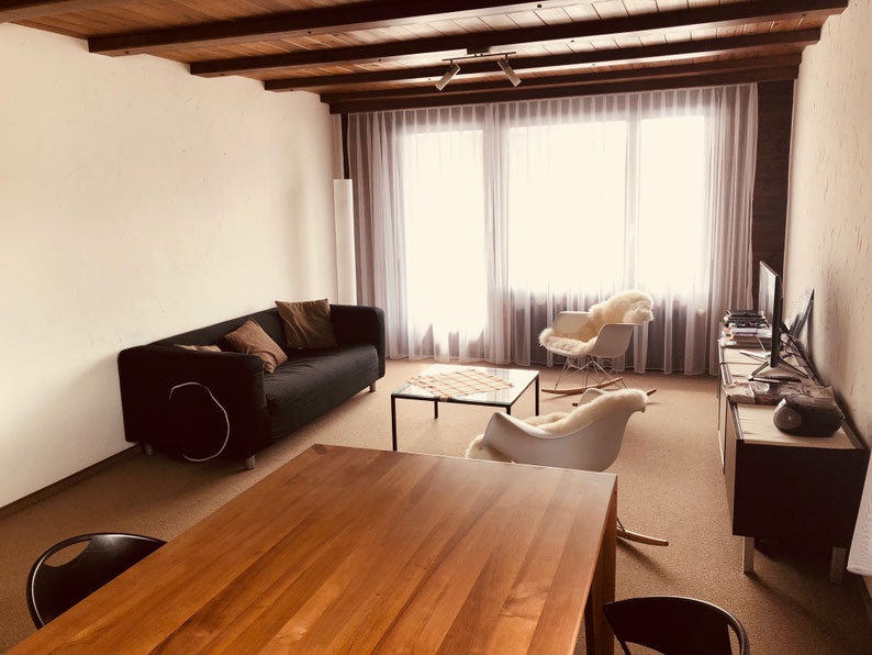 Gemütliches Wohnzimmer mit Bergblick